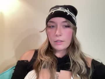 Bellasilkk stream photo from December 28, 2024
