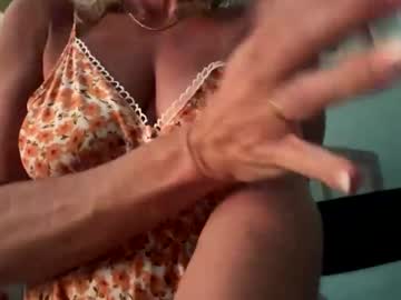 Sunniemilf August 04, 2025 Chaturbate stream image