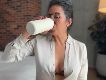 Illaroom August 04, 2025 Chaturbate stream image
