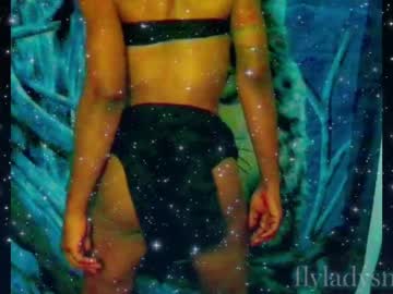 Flyladysmooth April 03, 2026 Chaturbate stream image