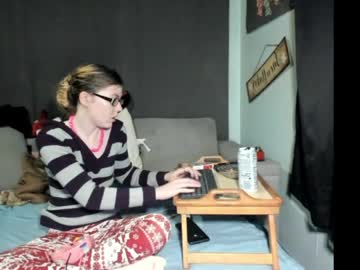 Roxihazeleyes April 19, 2026 Chaturbate stream image