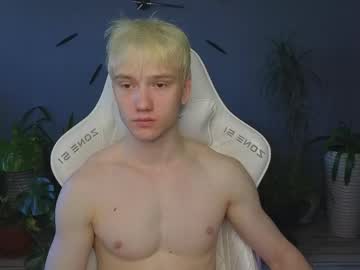 Pupsenish May 04, 2026 Chaturbate stream image