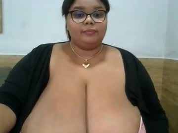 Hugenaturalbreasts May 29, 2026 Chaturbate stream image